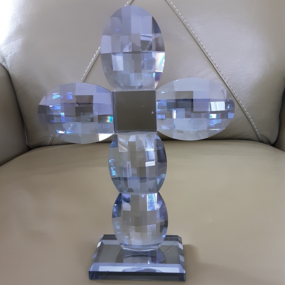 OLEG CASSINI Diamond Cut Light Gray Crystal Cross
